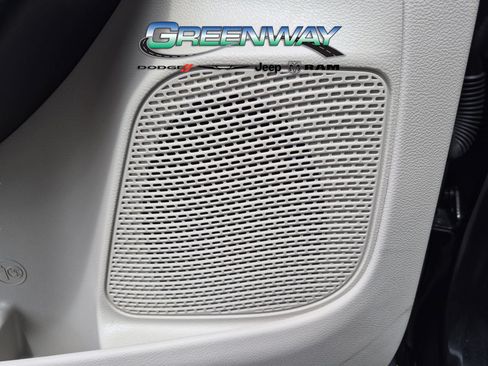 Used 2023 Chrysler Pacifica Touring-L FWD image 15