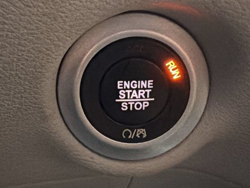 Used 2020 Chrysler Pacifica Touring FWD image 16