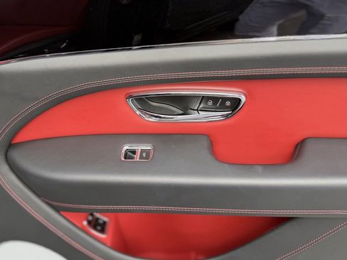 Used 2023 Bentley Bentayga image 35