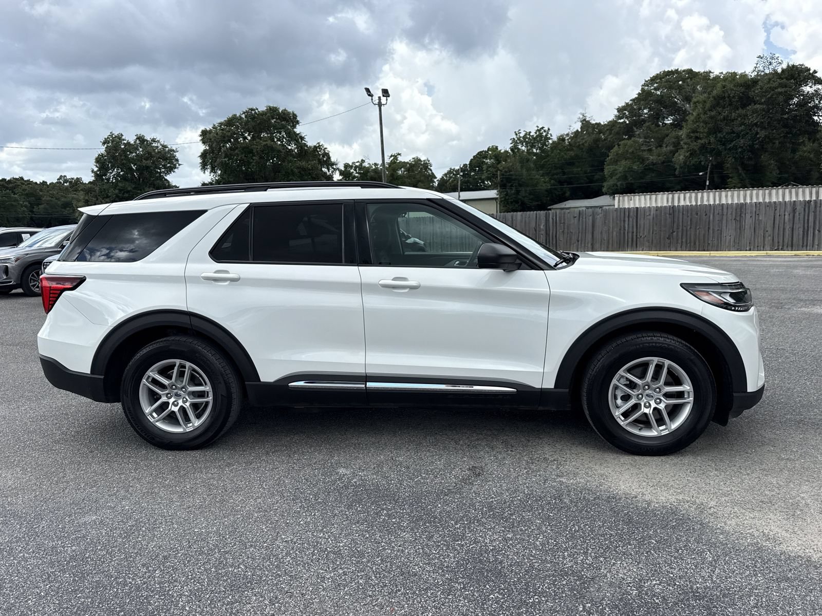 Used 2025 Ford Explorer Active RWD image 6
