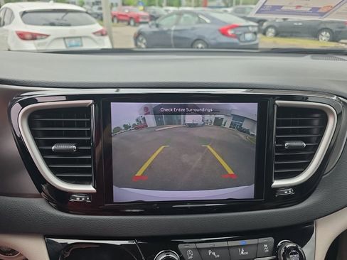 Used 2023 Chrysler Pacifica Touring-L FWD image 20