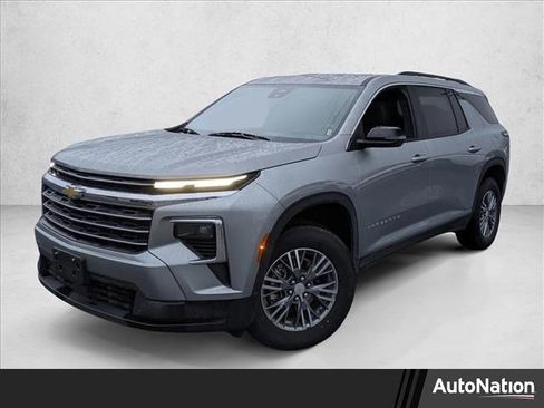 Used 2025 Chevrolet Traverse LT image 1