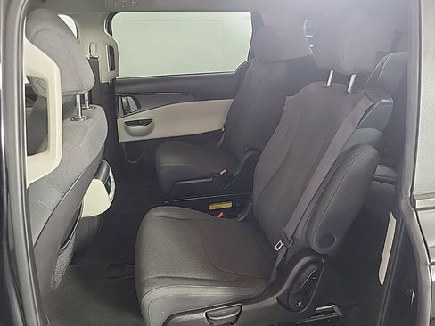 Used 2022 Kia Carnival LX image 12