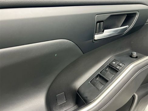 Used 2023 Toyota Highlander XLE image 21