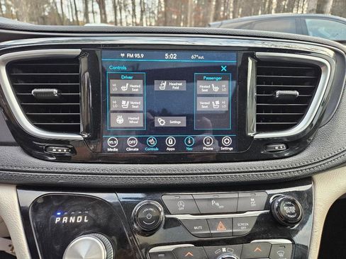 Used 2020 Chrysler Pacifica Limited image 18