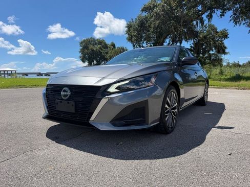 Used 2025 Nissan Altima 2.5 SV FWD image 2