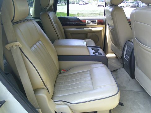 Used 2006 Lincoln Navigator Ultimate image 46