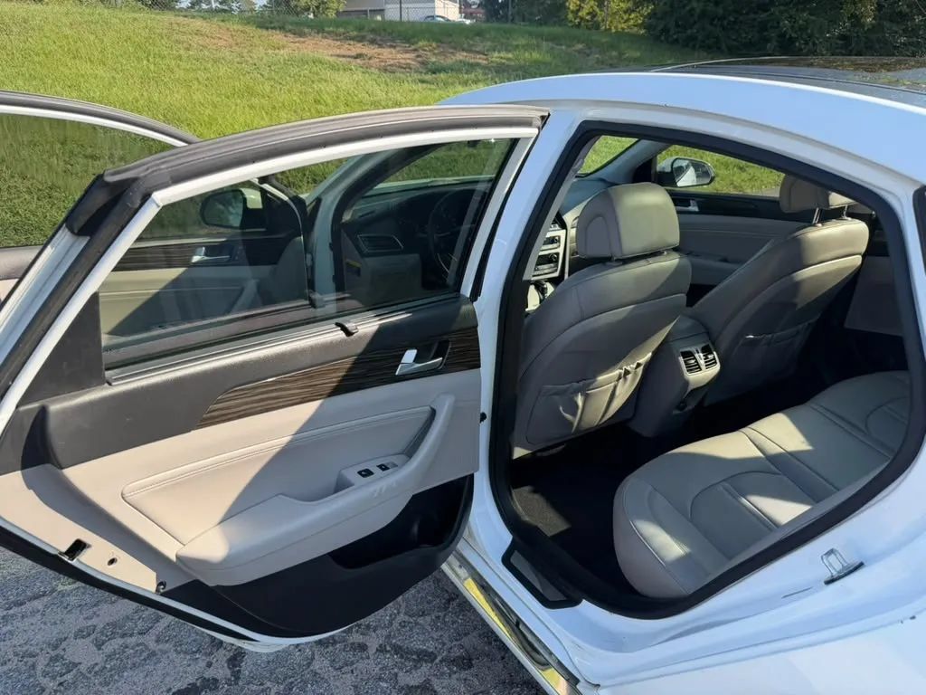 Used 2015 Hyundai Sonata Limited w/ Option Group 06 FWD image 19