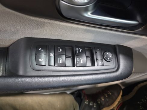 Used 2018 Chrysler Pacifica Touring-L image 27