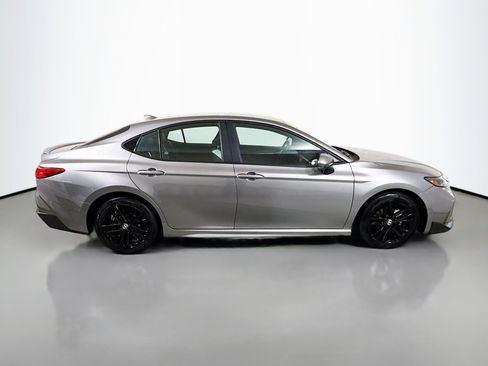 Used 2025 Toyota Camry SE image 8