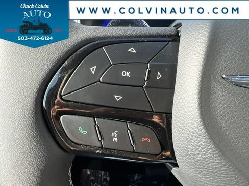 Used 2025 Chrysler Pacifica Limited FWD image 18