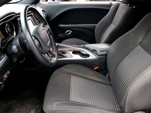 Used 2016 Dodge Challenger SXT image 10