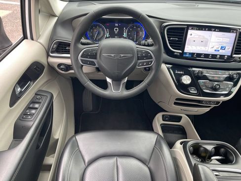 Used 2023 Chrysler Pacifica Touring-L FWD image 2