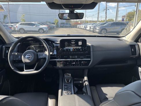 Used 2025 Nissan Pathfinder SL w/ SL Premium Package image 14