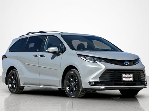 Certified 2025 Toyota Sienna XLE Woodland Edition AWD/4WD image 7