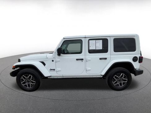 Used 2025 Jeep Wrangler Unlimited Sahara AWD/4WD image 9