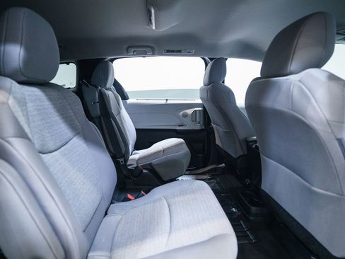 Certified 2026 Toyota Sienna LE FWD image 30