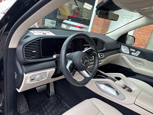 Used 2025 Mercedes-Benz GLS 450 4MATIC image 3