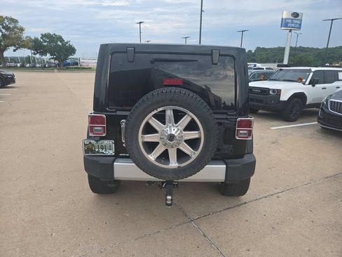Used 2015 Jeep Wrangler Unlimited Sahara w/ Connectivity Group AWD/4WD image 4