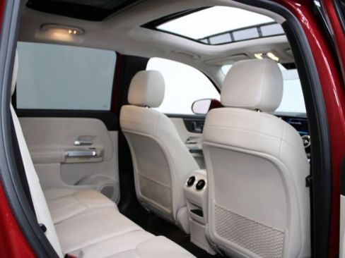 Used 2021 Mercedes-Benz GLB 250 4MATIC w/ Premium Package image 27