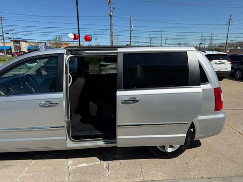 Used 2011 Chrysler Town & Country Touring w/ Entertainment Group #1 image 21