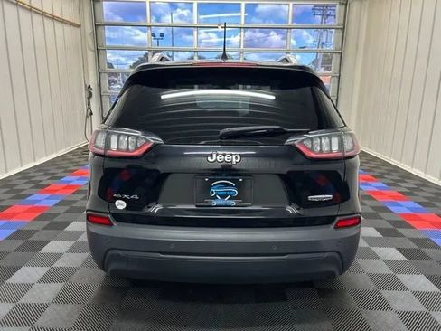 Used 2019 Jeep Cherokee Latitude Plus w/ Cold Weather Group AWD/4WD image 4