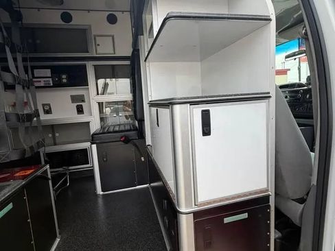 Used 2009 Ford E-350 and Econoline 350 Extended Super Duty RWD image 10