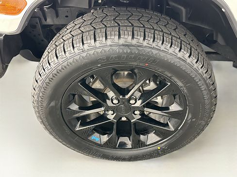 Used 2023 Jeep Wrangler Unlimited Sahara AWD/4WD image 11