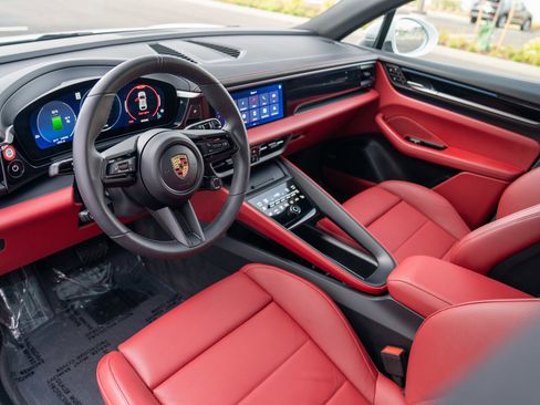 Certified 2025 Porsche Macan Electric image 4