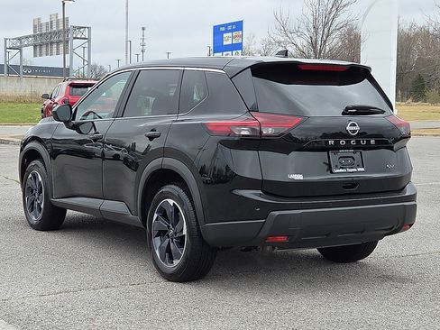 Used 2024 Nissan Rogue SV image 4