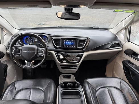 Used 2020 Chrysler Pacifica Touring-L image 6