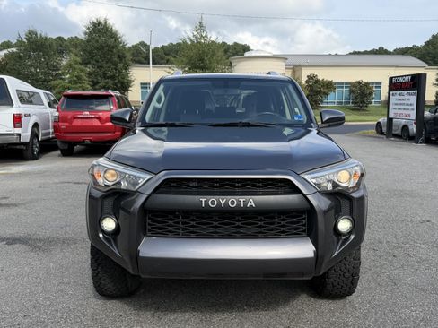 Used 2018 Toyota 4Runner SR5 AWD/4WD image 3