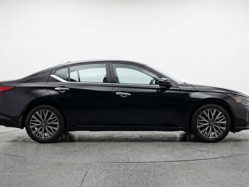 Used 2025 Nissan Altima 2.5 SV image 11