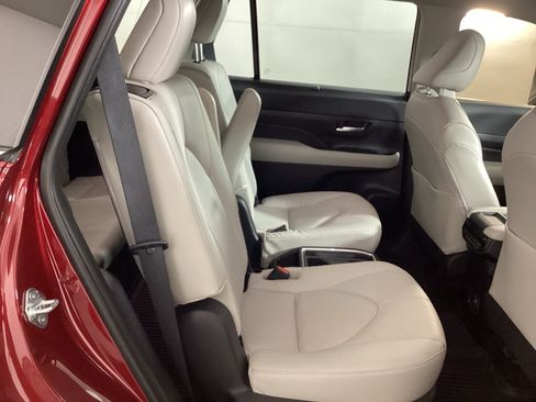 Used 2024 Toyota Grand Highlander AWD image 11
