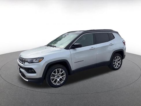 Used 2025 Jeep Compass Limited AWD/4WD image 8