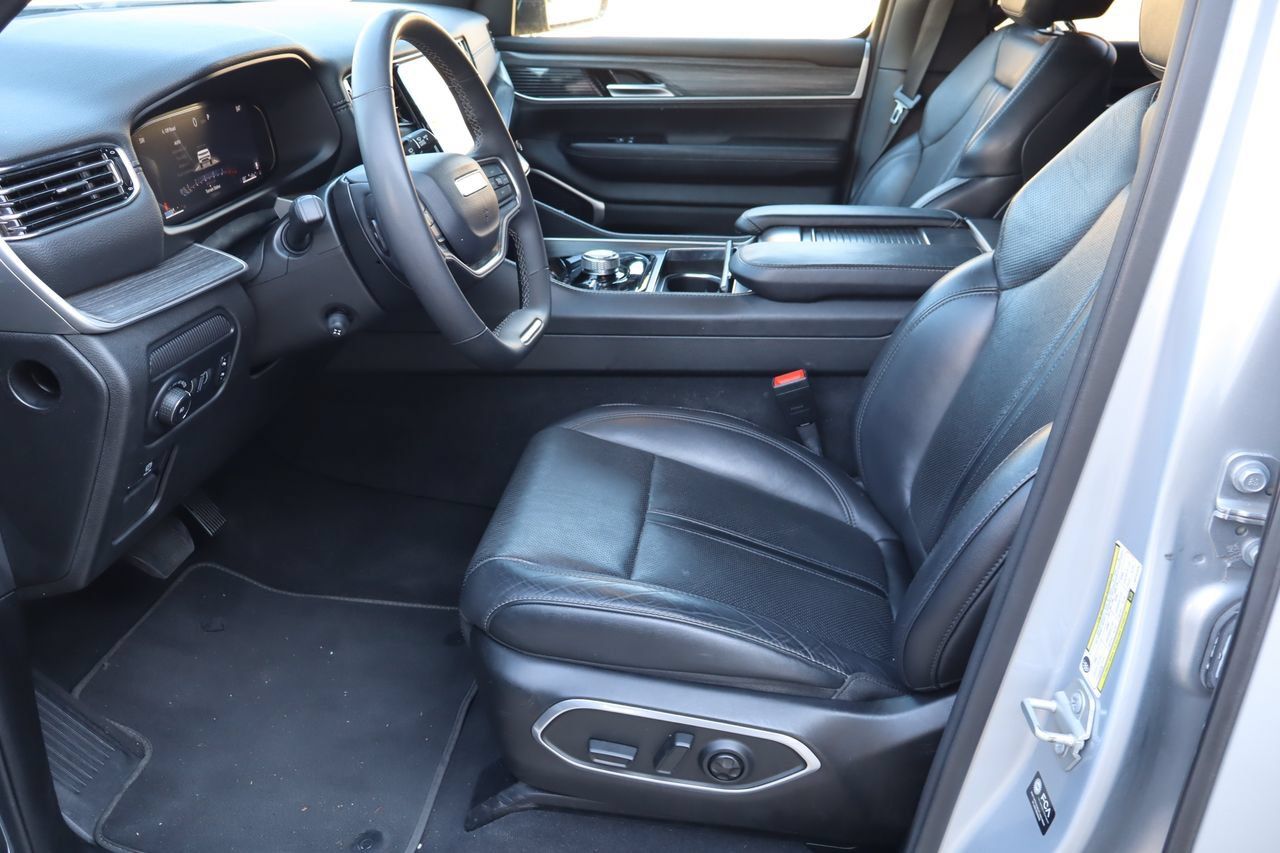 Used 2024 Jeep Wagoneer L Series II w/ Flexible Seating Group AWD/4WD image 16