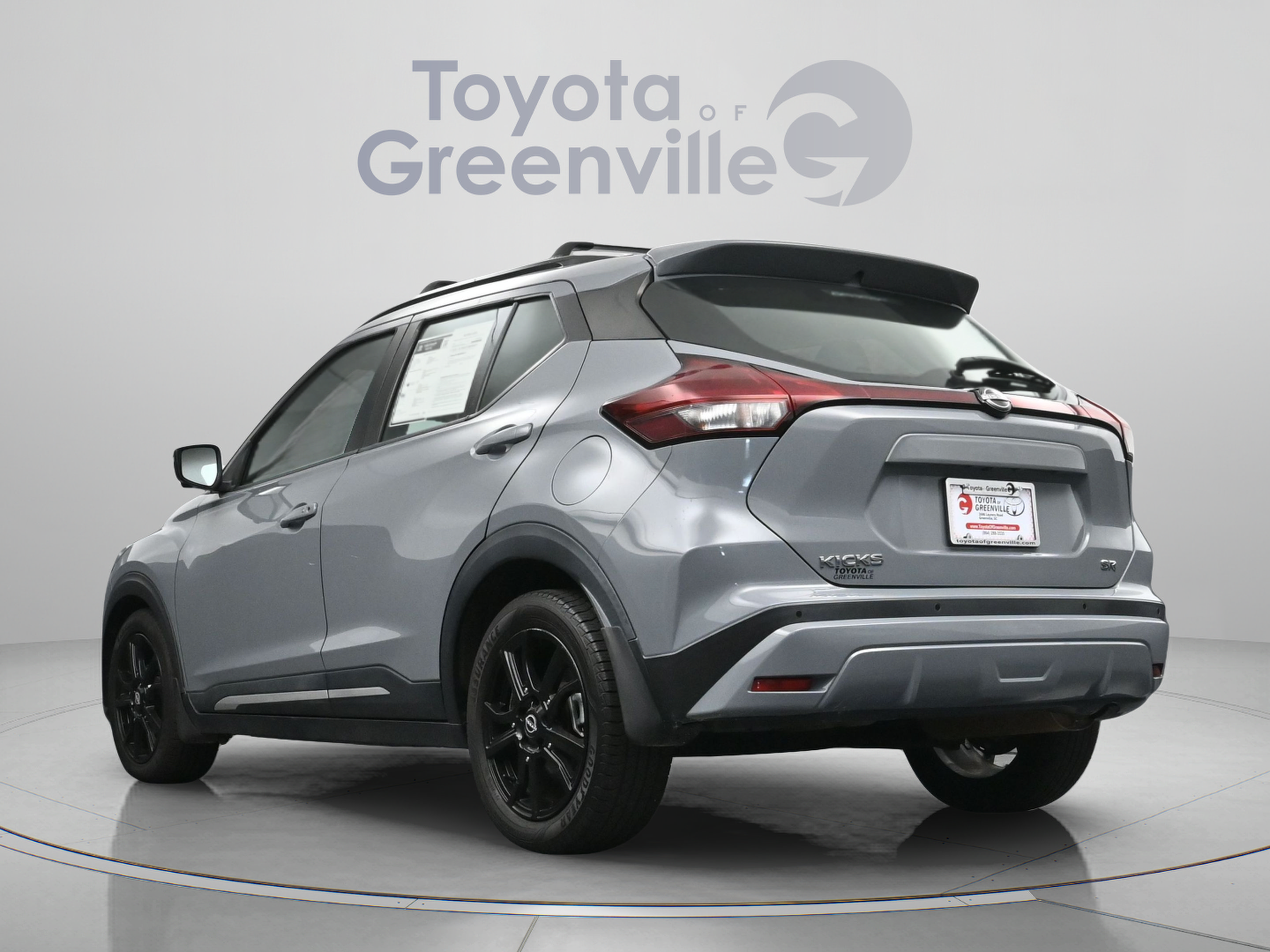 Used 2022 Nissan Kicks SR w/ Premium Package FWD image 9