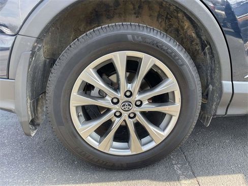 Used 2018 Toyota RAV4 Limited w/ Advanced Technology Package image 8