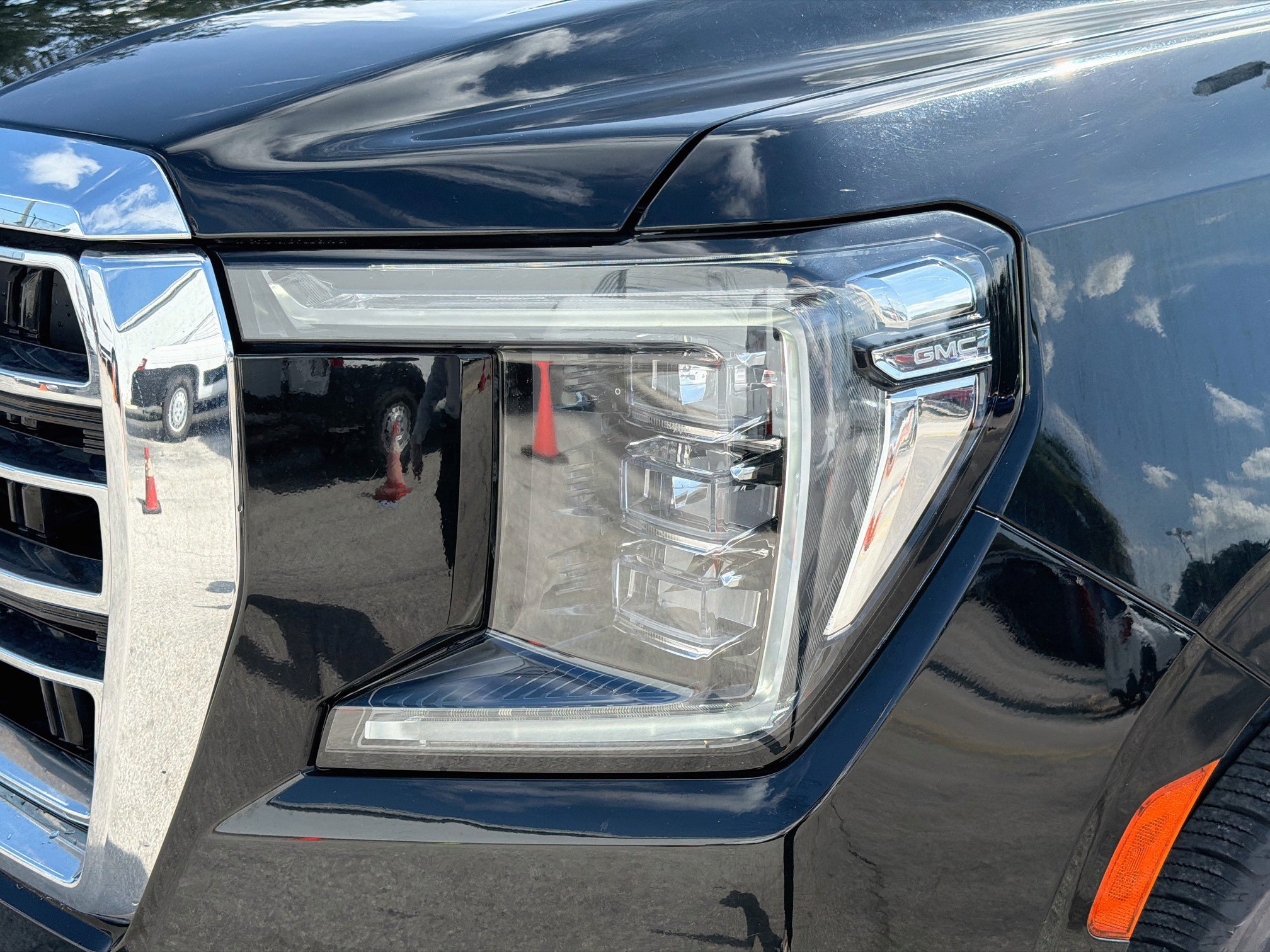 Used 2024 GMC Yukon SLT AWD/4WD image 9