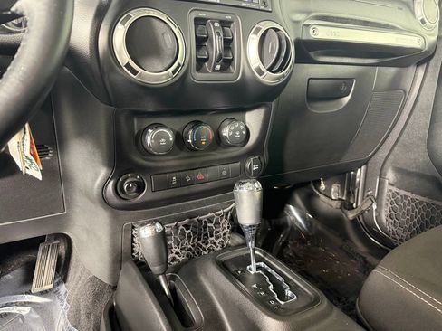 Used 2017 Jeep Wrangler Unlimited Sahara w/ Connectivity Group AWD/4WD image 14