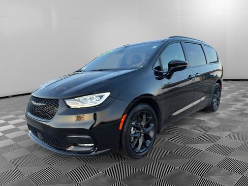 Used 2025 Chrysler Pacifica Limited FWD image 1
