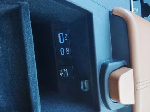 Used 2021 Toyota Avalon Limited image 34