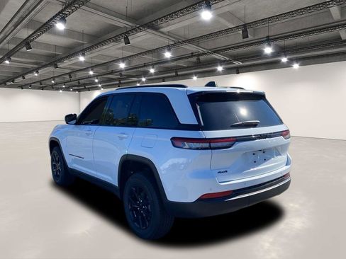 New 2025 Jeep Grand Cherokee 4WD image 3