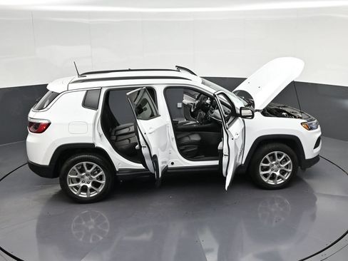 Used 2024 Jeep Compass Latitude AWD/4WD image 40