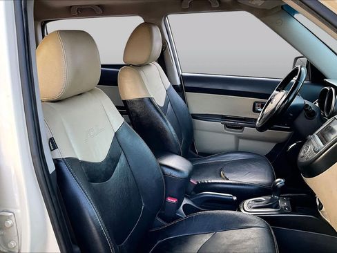Used 2013 Kia Soul ! w/ Premium Pkg FWD image 9