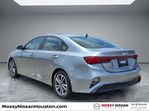 Used 2022 Kia Forte LXS FWD image 2