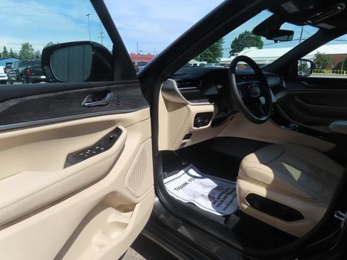 Used 2023 Jeep Grand Cherokee Limited w/ Luxury Tech Group II AWD/4WD image 19