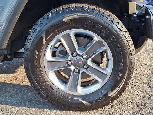 Used 2018 Jeep Wrangler Unlimited Sahara w/ Dual Top Group image 8