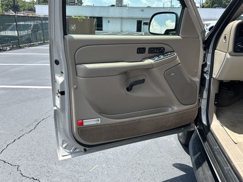 Used 2004 Chevrolet Suburban LT w/ Preferred Equipment Group RWD image 10