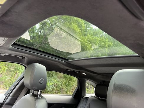 Used 2020 Jaguar F-PACE Premium image 28